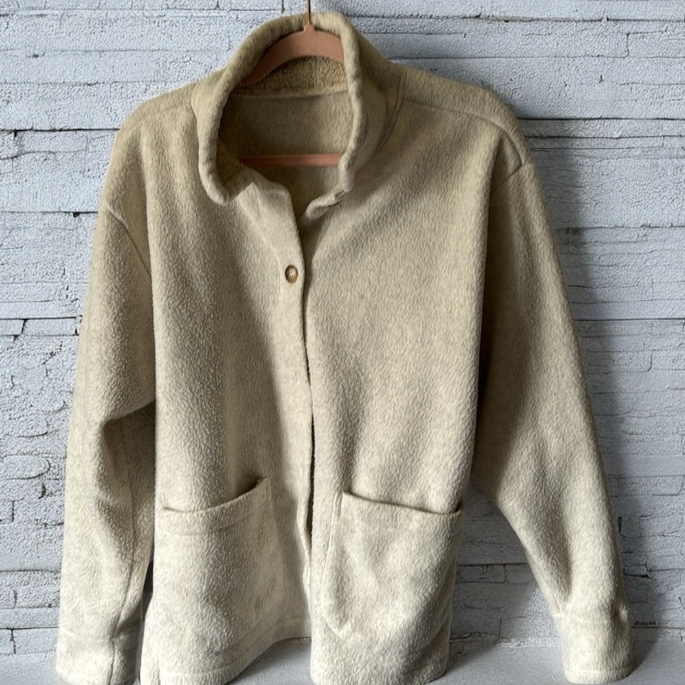 No fabric tag no designer label no size tag it measures pp22 shelter to c24 L 26